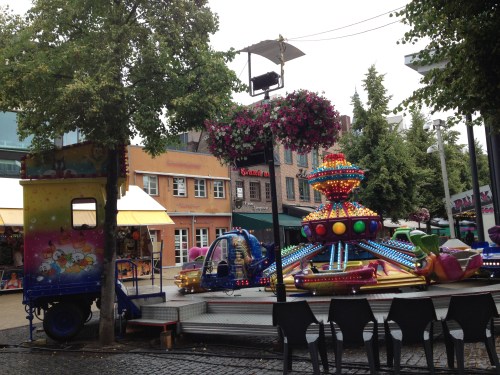 Ha! het is kermis in het dorp.