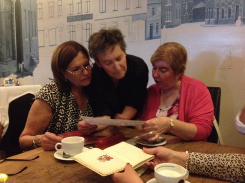 en oude foto's worden bekeken. Volgend jaar jaar weer dames? Dag dag, tot morgen.