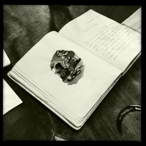 Oude poëziealbums komen op tafel.