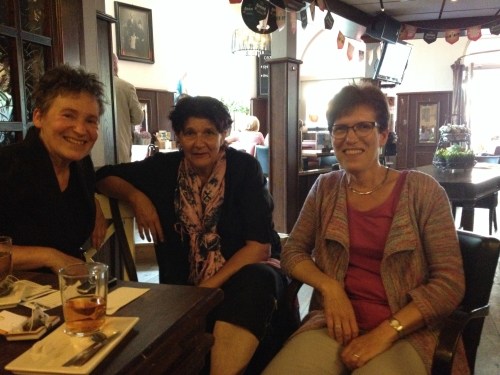 Ik heb mijn eigen feestje. Jaarlijkse bijeenkomst van de dames van de lagere school. Weer een groot succes met nieuwe deelneemsters en mooie momenten