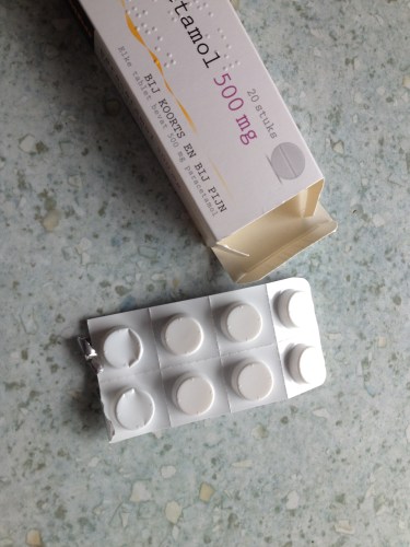 De rauwe keel en de lopende neus proberen te  beteugelen. 