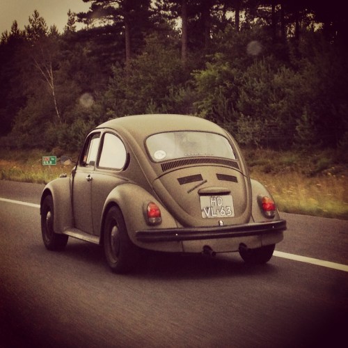 Hoe mooi is dit? Het brengt herinneringen aan mijn moeder boven die in een soortgelijke witte kever ons dorp onveilig maakte.