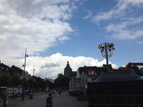 Prachtige wolken boven de markt waar vanavond de Tros Zomertoer aanwezig is. Ben ik blij dat ik daar ver vanaf zit.