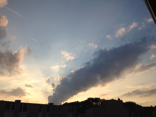 De zakkende zon aan de voorkant is glorieus. dag dag, tot morgen