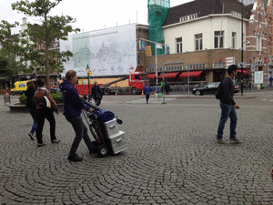 De man met de eenwieler neemt vandaag een vrachtje mee