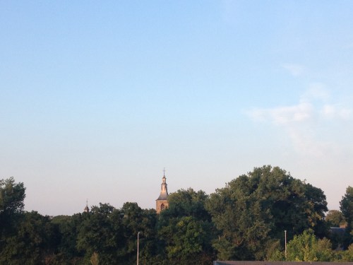 De toren heeft niets met oranje, rose voert hier de boventoon. Dag dag, tot morgen
