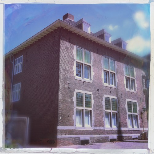 Ook vaste prik op woensdag.een rondje dorp en een bezoek aan het kerkhof. Dit is de oude pastorie, mooi hè?