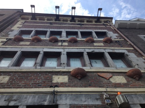 Tijd voor de lunch maar eerst nog even een kijkje nemen in een historisch pand