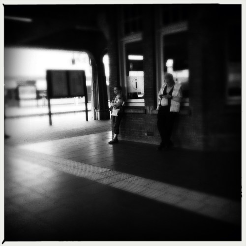 Hangouderen op het station