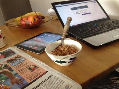 Typische zaterdagochtend. Krant, bakje yoghurt, ipad, laptop. Nieuwtjes en berichten opslurpen.