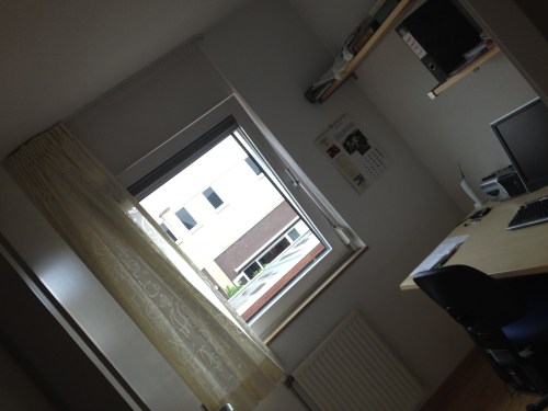 Ramen en gordijnen open om de warmte te verdrijven