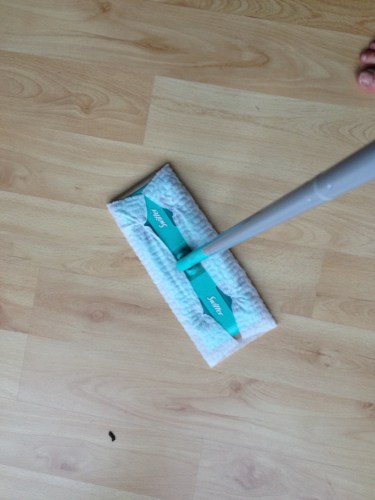 Swifferen tegen het stof.