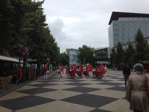 Als de talkshow aan zijn einde komt krijgen we  gratis en voor niets nog een stukje muziek.