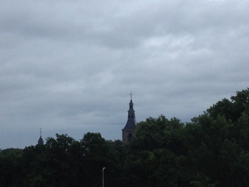 Zelfs de toren ziet het somber in. Ik ben er van overtuigd dat het goed komt. Dag dag, tot morgen!