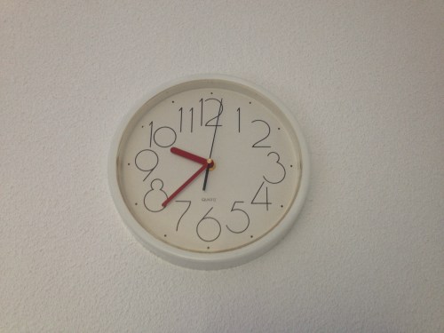 Hoe laat? dat krijg je als je tot in de late uurtjes aan de buis gekluisterd zit