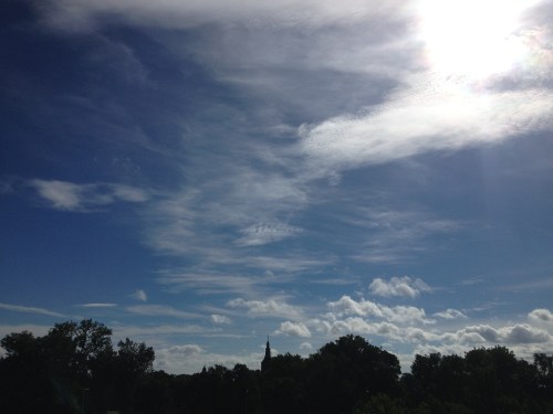 We hebben in ieder geval blauwe lucht en zon.