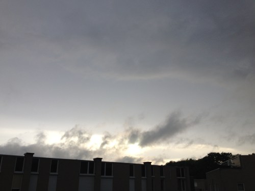 Terwijl aan de voorkant de zon nog een vergeefse poging doet aan de bui te ontkomen. Dag dag, tot morgen