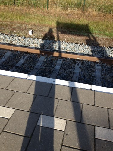 Op een klein stationnetje, stond Loesje in het zonnetje..