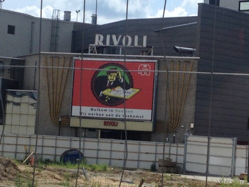 Ik moet steeds grinniken om dit bord. Mens-erger-je-niet aan de bouwput.