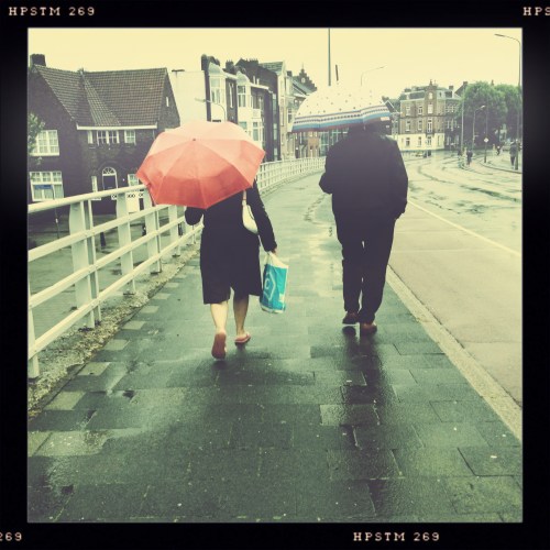 't is nog niet helemaal duidelijk, maar ze loopt gewoon op slippers...bbbrrrrr