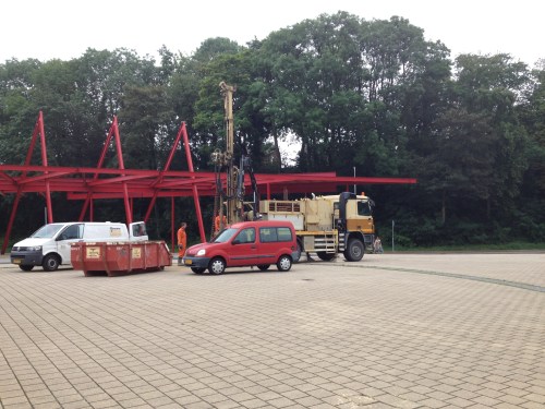 Ze zoeken nog steeds naar olie op het stationsplein