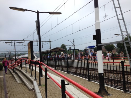 Valkenburg. De trein gaat niet verder, uitstappen en wachten op een bus. 