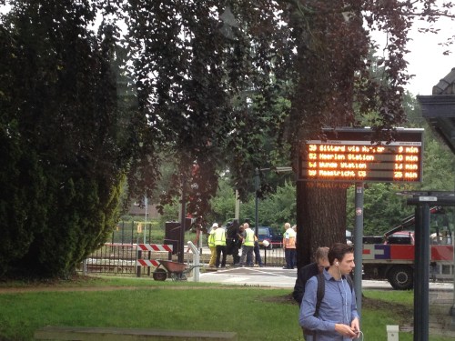Bij station Meersen maken legomannetjes gebruik van het  feit dat er even geen treinen rijden.