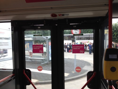 Anderhalf uur te laat in Maastricht. Die meute daarbuiten moet nog aan de reis beginnen.