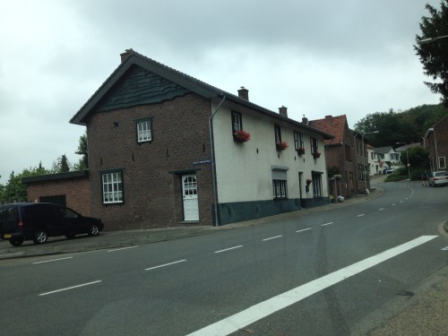 In een poging de files te ontwijken nemen we de alternatieve route.