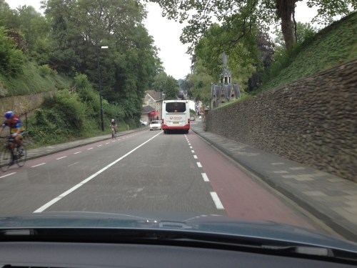 De Cauberg af is toch echt een stuk gemakkelijker dan op. Al helemaal in een auto.