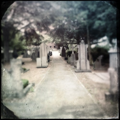 Mijn wekelijkse rondje. Ik lees de namen, zie jaartallen en voel me verbonden.