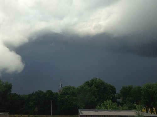 De toren verdwijnt in dreigende lucht. Ik maak me ook uit de voeten. Dag dag, tot morgen! 