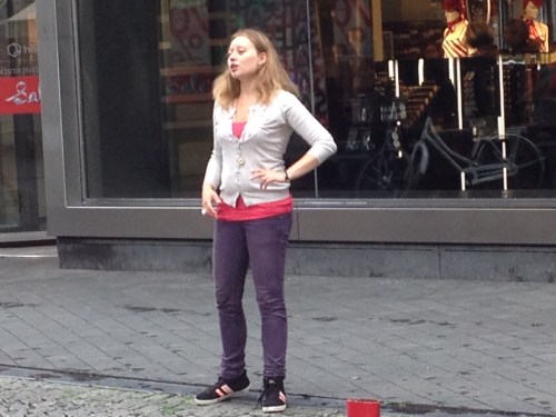 Deze jongedame zingt als een nachtegaal.