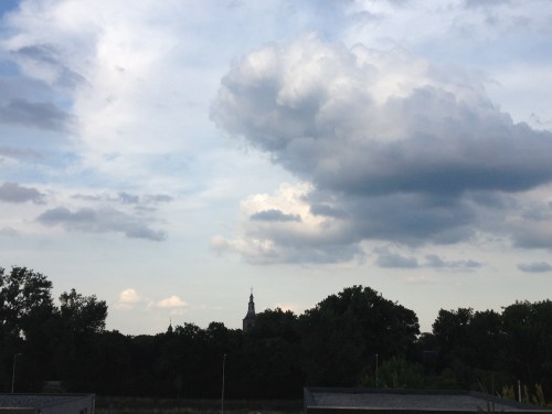 De toren krijgt eindelijk ook weer kleur. Vasthouden hè? Dag dag, tot morgen.