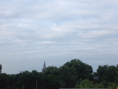 De toren oogt niet vrolijk. Morgen beter? Dag dag, tot morgen!