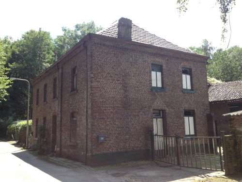 De oude boerderij is in verval.