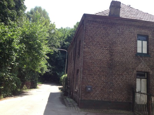 Aan het einde van de weg stonden vroeger ouderwetse woonwagens. Nu ligt hier alleen nog een berg troep die hier niet thuis hoort.