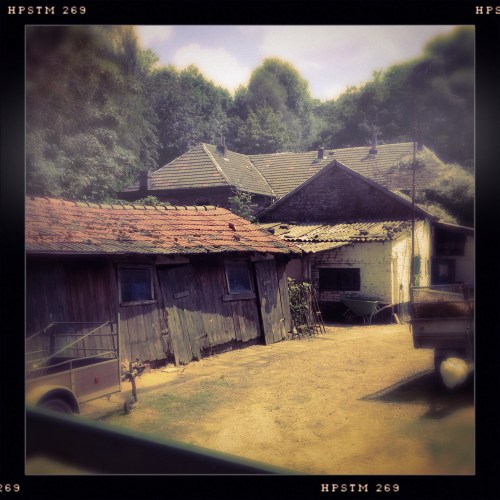 De oude stallen staan er nog, maar mooi is anders