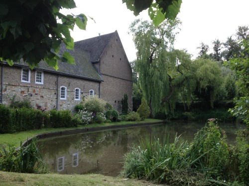 Terug langs het kasteel.