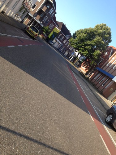 Zo vroeg in de ochtend is dit het dorp uit mijn jeugd. Autovrij.