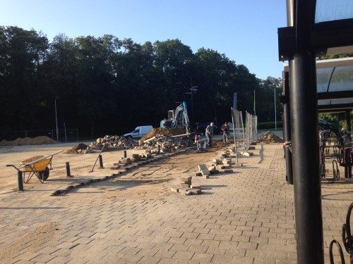 Ze blijven gaten maken en weer dicht gooien bij het station.