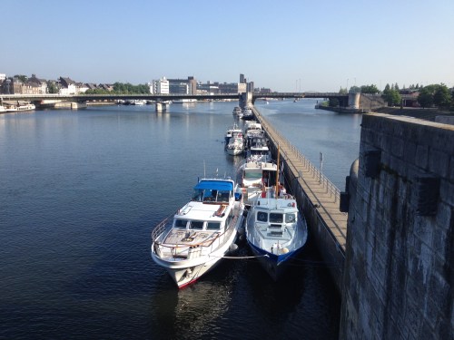 Wat gaan we doen, kopen we een caravan of een bootje? Het blijft, hoe dan ook, behelpen