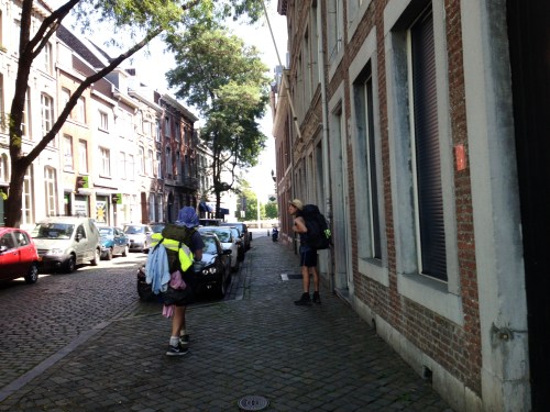 Op weg naar de auto kom ik dit stel backpackers tegen. Wat een gesjouw.