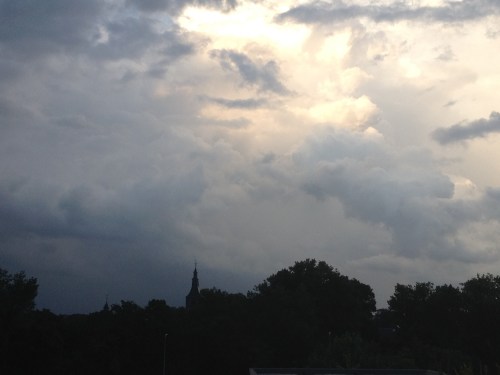 De toren krijgt nog een klein beetje licht. Dag dag,...