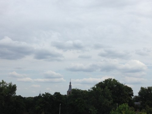 De toren wordt weer ingepakt. Wollig wit.