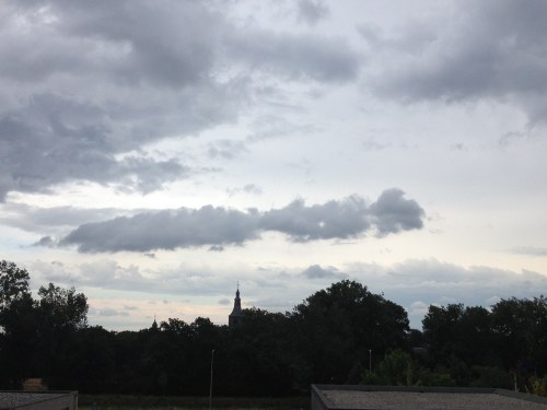 De toren lijkt niet onder de indruk.