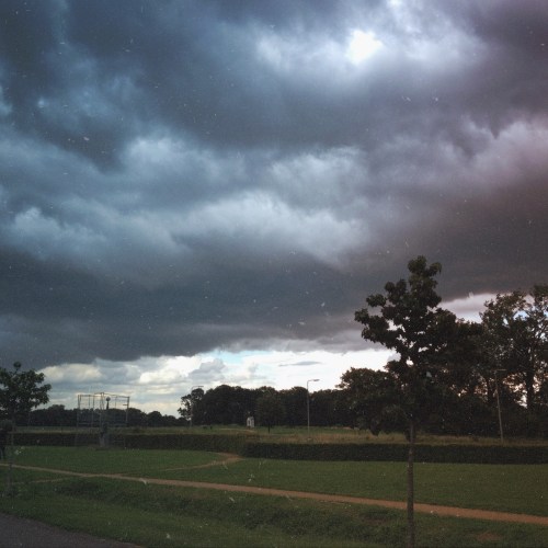 Er hangt weer iets in de lucht. Snel wegwezen.Dag dag.