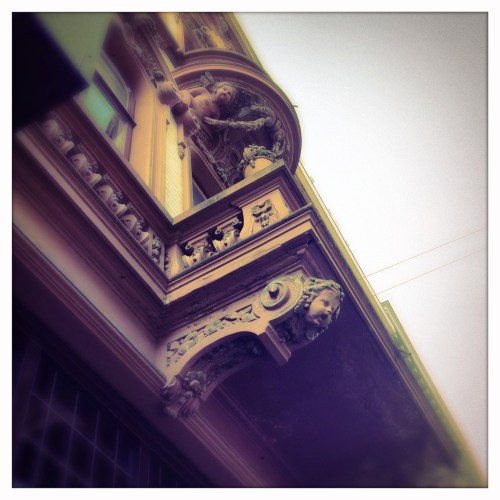 Omhoog kijken is niet alleen goed voor Sammy. Kijk wat je allemaal mist als je dat niet doet