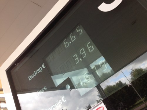 Wel terugbrengen met volle tank. Tjonge jonge, zo'n karretje zuipt hoor.