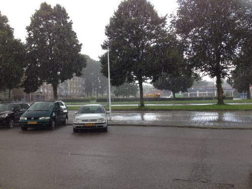 Voor ik met de oude Golf retour ga nog even schuilen voor de plensbui